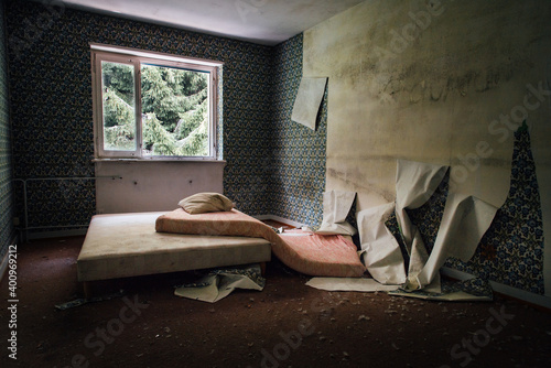 une chambre détruite. Une chambre abandonnée. Une pièce squattée et abandonnée. Un bâtiment abandonné