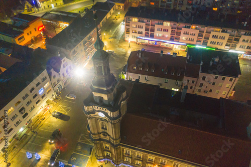 Wieże ratusza w mieście Szprotawa w Polsce sfotografowane z drona.