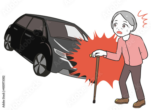 横断中の高齢者と衝突　普通自動車　驚く高齢女性