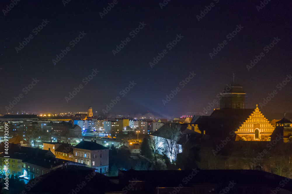 Żagań, miasto w Polsce, nocna panorama miasta.
