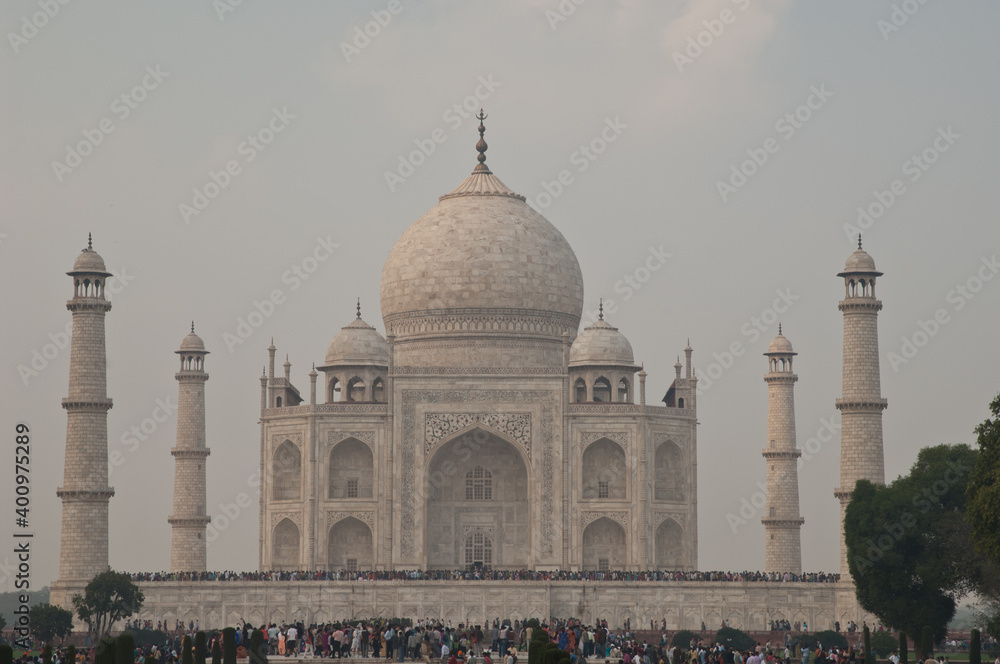 Fototapeta premium Taj Mahal in Agra at Uttar Pradesh. India.