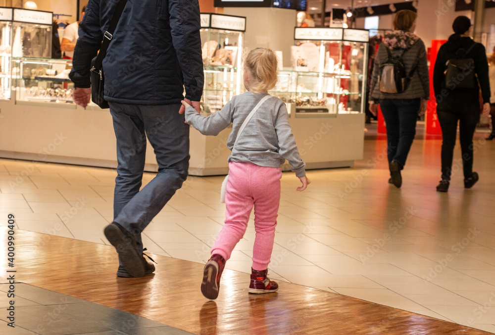 Obraz premium father and daughter go shopping in the mall