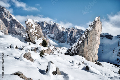 Winterliche Berglandschaft der Dolomiten in Südtirol