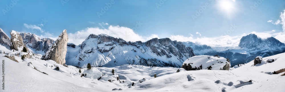 Panorama einer winterlichen Berglandschaft