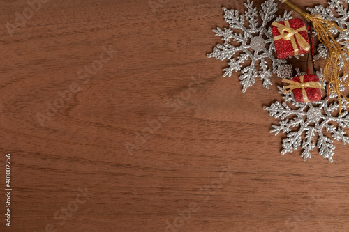 Mesa de navidad. Tablero de madera con motivo navideño. Escritorio en Navidad. Panel navideño.