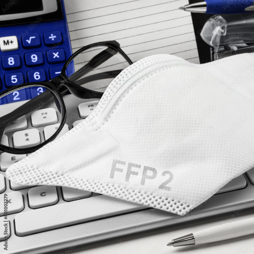 FFP 2 Maske am Arbeitsplatz mit PC Keyboard FFP 2 Maske am Arbeitsplatz mit PC Keyboard