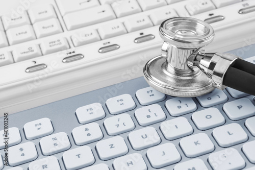 Online Medizin mit Stethoskop und PC Keybord