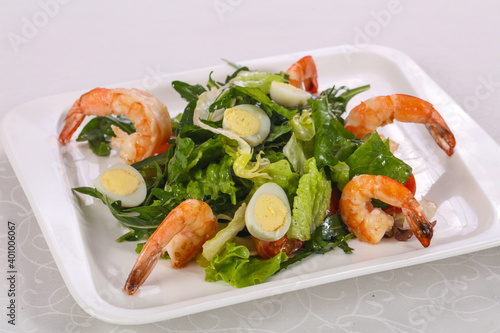 Salad with prawn, rocket and eggs