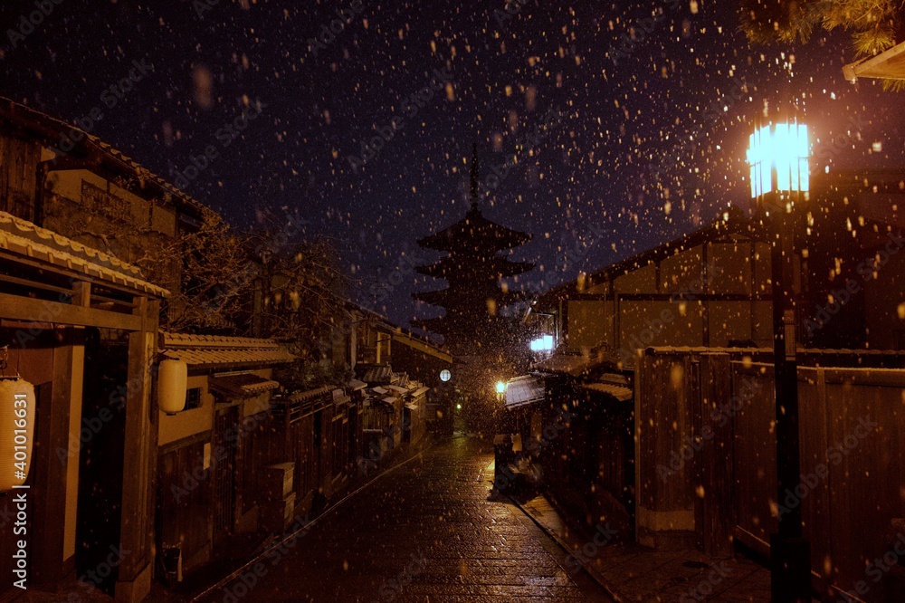 八坂の塔と雪 八坂の塔と雪