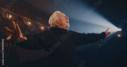 Φωτογραφία Senior actor performing on stage