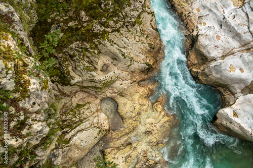 Toma superior de la corriente del rio soca de azul turquesa dentro de un cañon de piedra caliza blanca con texturas y cuevas photo