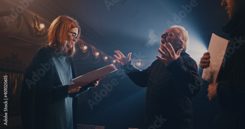 Behang Man and woman playing romantic scene near director