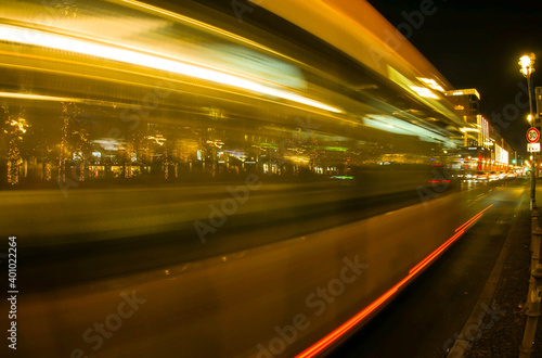 Berliner Bus mit Bewegungsunschärfe