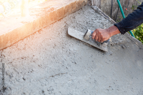 Apply the cement by hand to be smooth, level and beautiful.