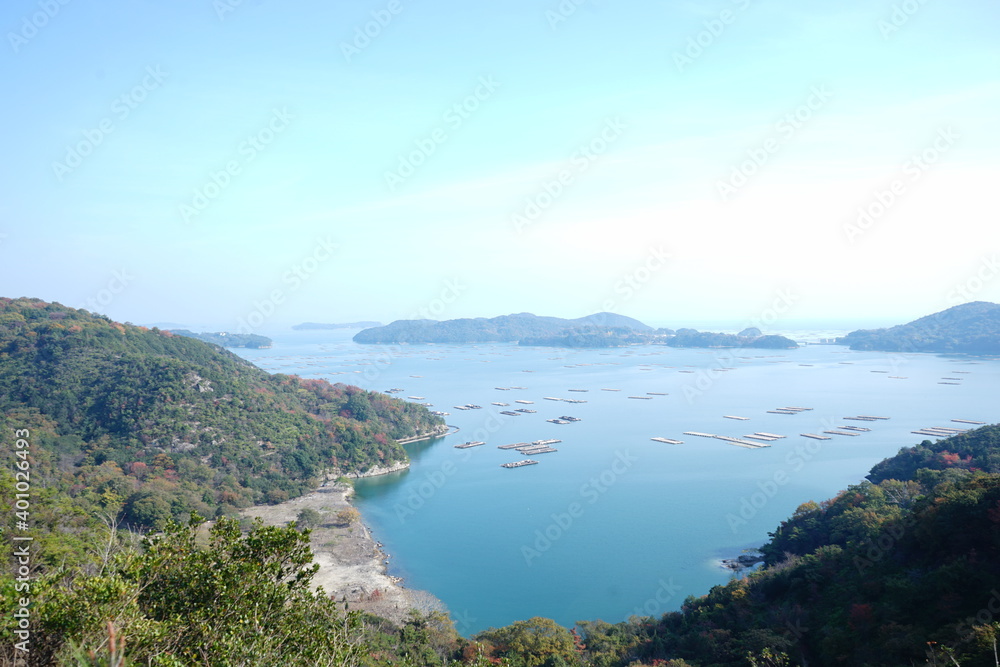 Aerial view of Seto inland sea with oyster farm in Japan - 日本 岡山県瀬戸内 虫明迫門の曙 (迫門の曙)  牡蠣筏