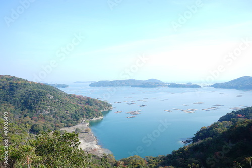 Aerial view of Seto inland sea with oyster farm in Japan - 日本 岡山県瀬戸内 虫明迫門の曙 (迫門の曙) 牡蠣筏