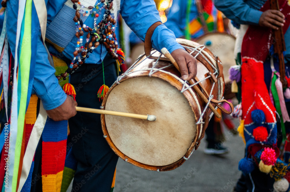 Naklejka premium Mãos tocando instrumento musica de Congada, manifestação cultural e religiosa afro-brasileira