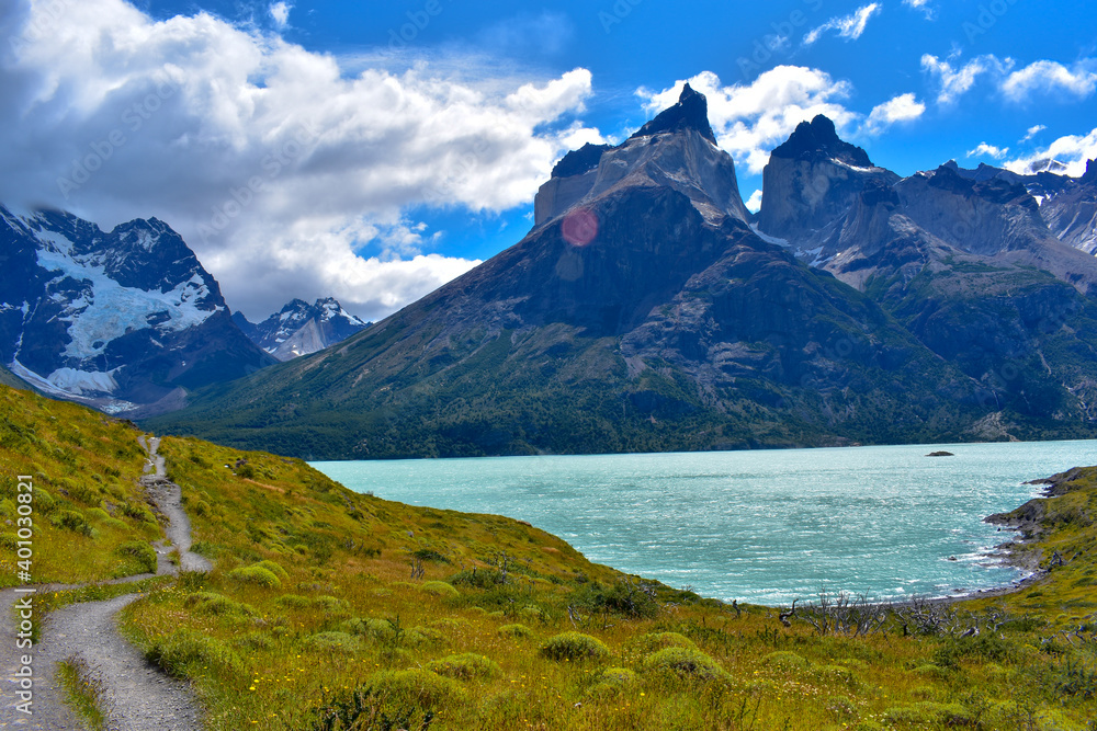 Obraz premium The Trail to Los Cuernos