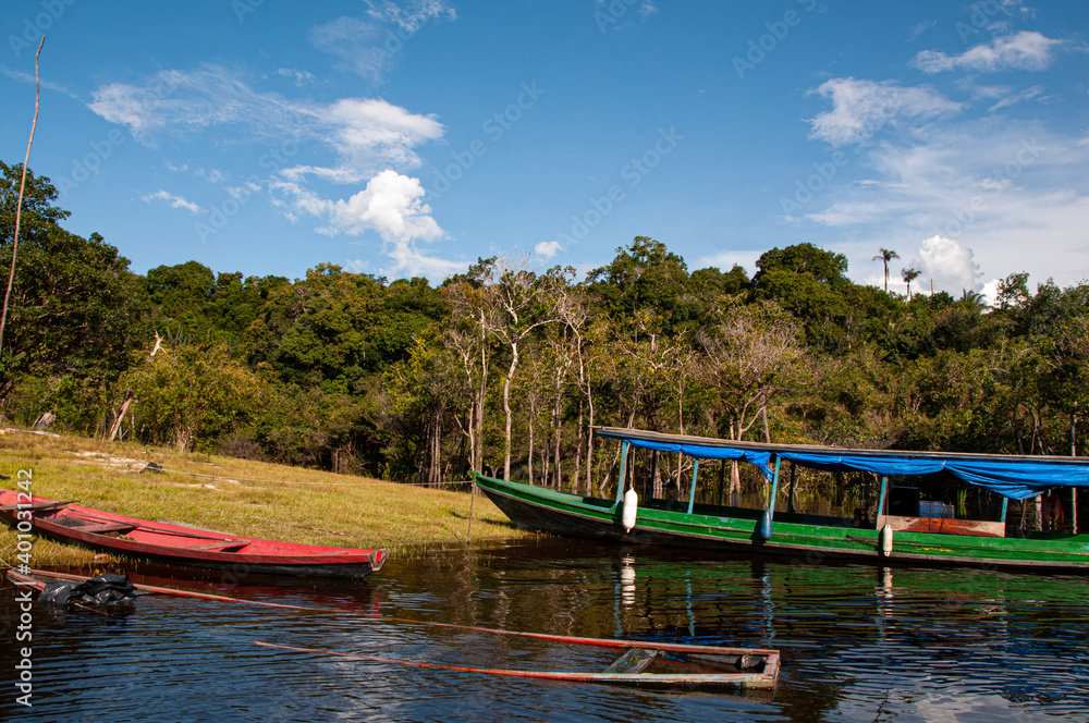 Barcos parados no rio negro, cenário tipico da região Amazônica. Manaus, Brasil