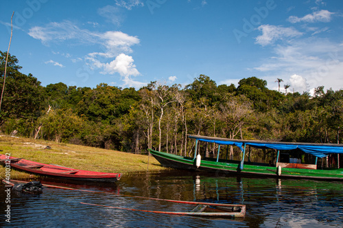 Fototapeta Naklejka Na Ścianę i Meble -  Barcos parados no rio negro, cenário tipico da região Amazônica. Manaus, Brasil