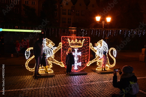 Jarmark Bożonarodzeniowy w Gdańsku na Długim Targu w zabytkowej części miasta. 