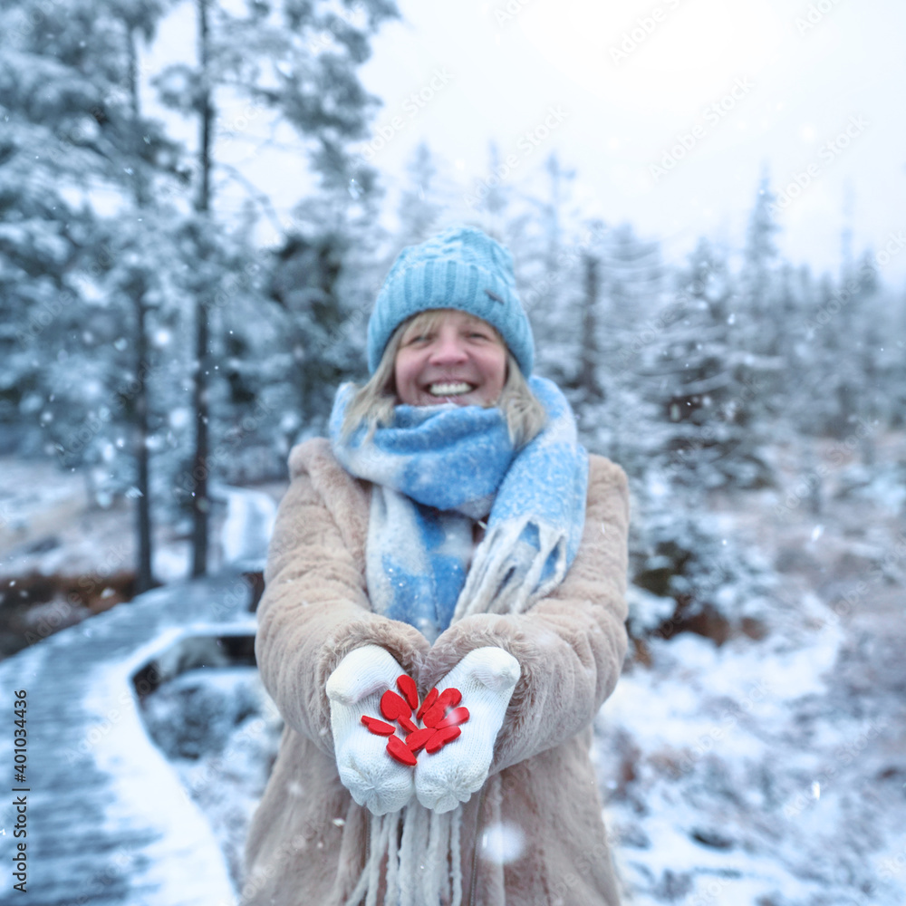 Frau im Winterwald mit roten Herzen Frau im Winterwald mit roten Herzen