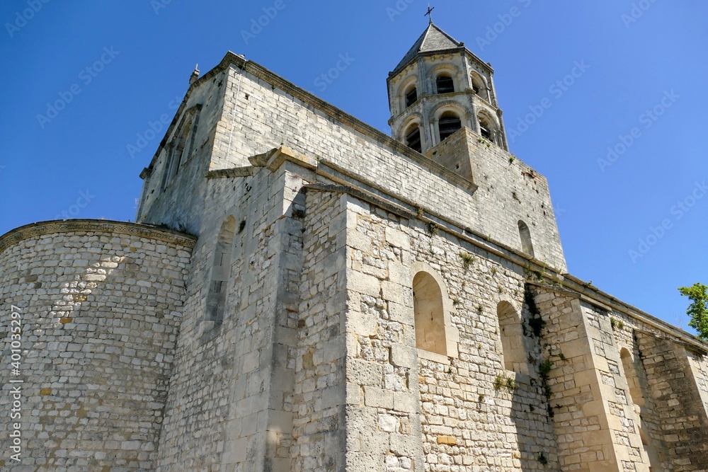 Façade et clocher octogonal de l’église Saint-Michel de La Garde-Adhémar