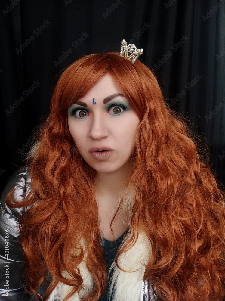 Naklejka premium red-haired queen. makeup. Black background