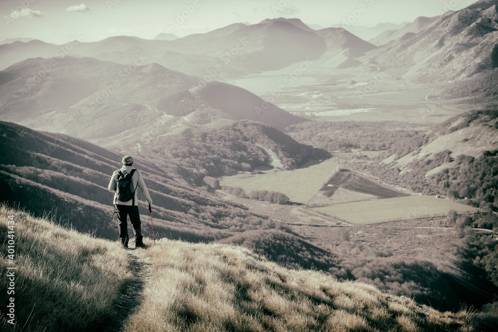 Obraz premium hiker in the mountains with lake in matese park