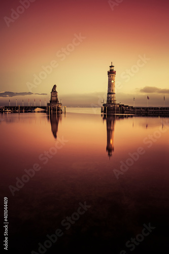 Hafeneinfahrt von Lindau Bodensee bei Sonnenuntergang