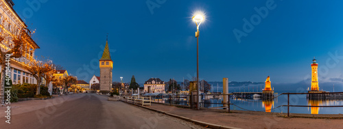 Hafenpromenade von Lindau Bodensee bei Nacht mit Beleuchtung
