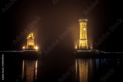 Hafeneinfahrt von Lindau Bodensee bei Nacht mit Beleuchtung