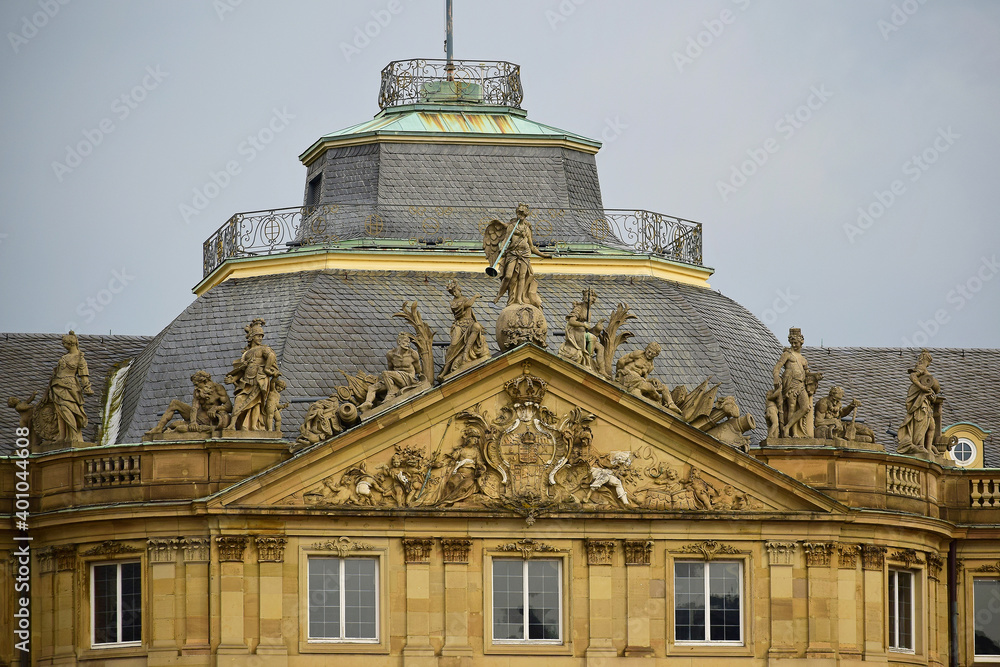 Obraz premium The roof of the building with sculptures of people on it