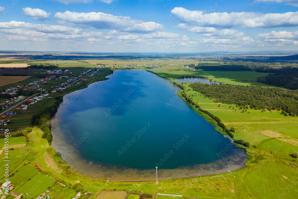 Obraz premium bird's eye view of the lake on a sunny summer day