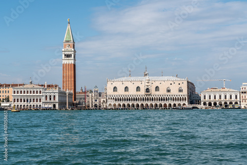 San Marco in Venedig, mit Campanile und Dogenpalast, vom Meer aus gesehen © Anita Pravits