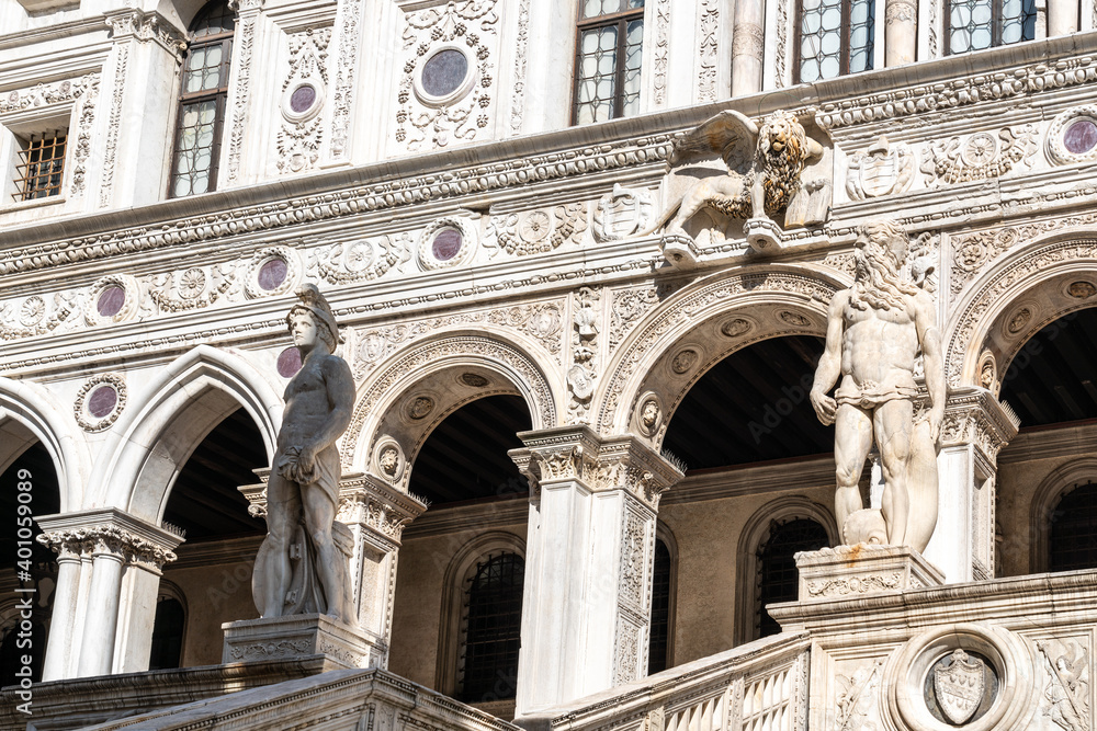 Antonio Rizzo: Scala dei Giganti, 1501. Jacopo Sansovino: Mars, Neptune, 1567. Luigi Borro: Löwe, 1870 im Palazzo Ducale, c 1340 -