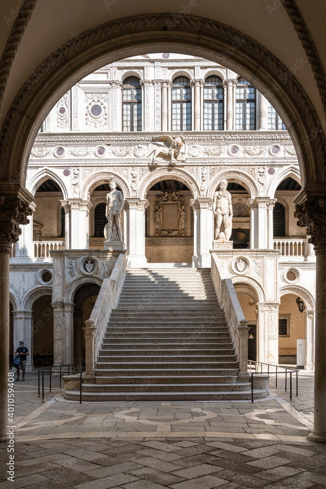 Antonio Rizzo: Scala dei Giganti, 1501. Jacopo Sansovino: Mars, Neptune, 1567. Luigi Borro: Löwe, 1870 im Palazzo Ducale, Venedig