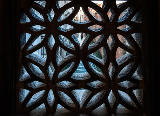 Fototapete Seufzerbrücke Seufzerbrücke Fensterblick auf Gondel Venedig  © Anita Pravits