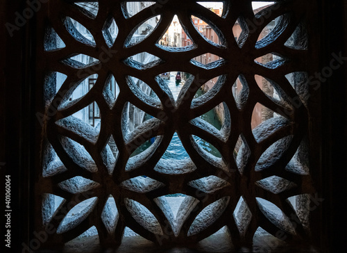 Foto Blick durch ein Fenster der Seufzerbrücke des Palazzo Ducale auf einen Kanal in