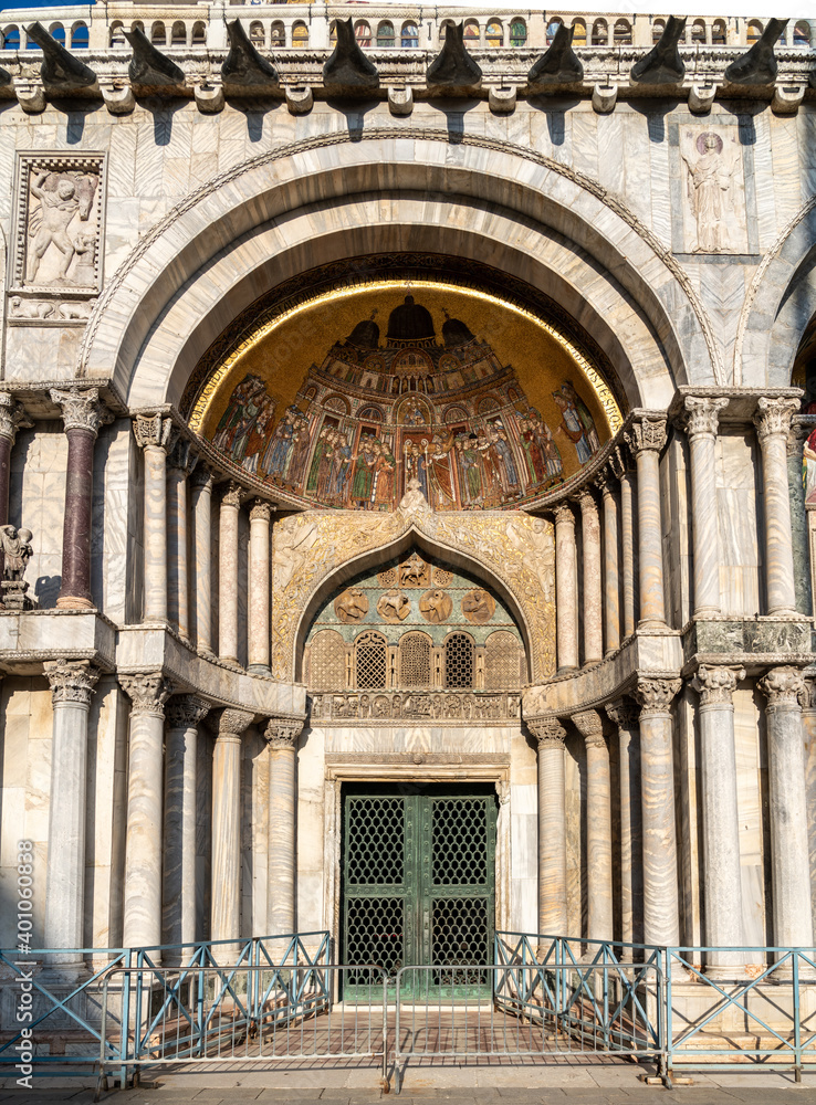 die reichverzierte Porta di S. Alipio an der Westfassade der der Basilika San Marco, Venedig