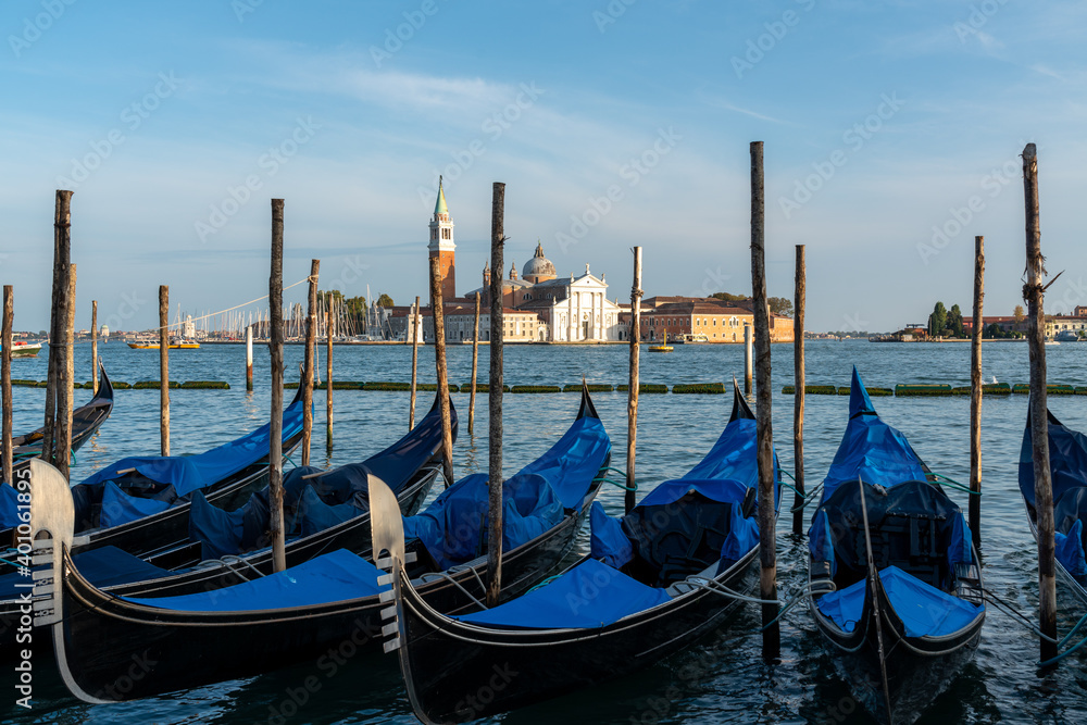 Reihe von Gondeln, im Hintergrund Blick auf die  Isola di San Giorgio Maggiore, Venedig