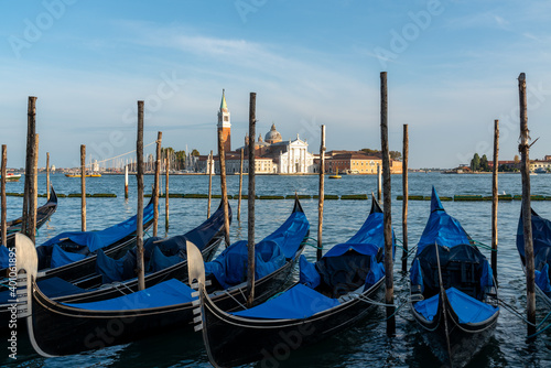 Reihe von Gondeln, im Hintergrund Blick auf die Isola di San Giorgio Maggiore, Venedig