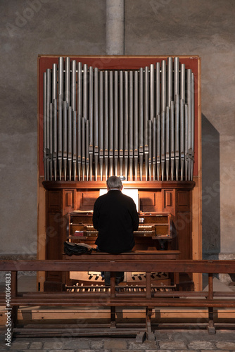 Obraz na plátně A man plays the organ in a church
