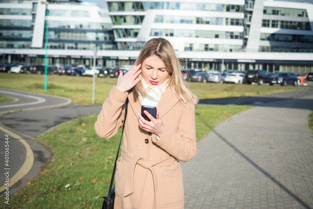 Fototapeta premium Business lady portrait with a phone