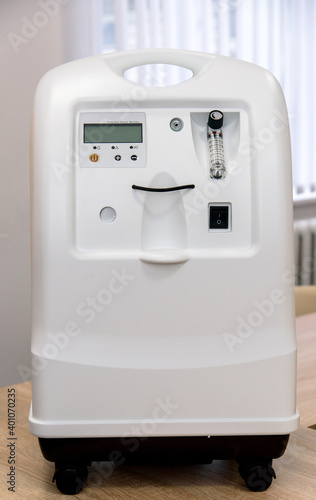 portable oxygen concentrator 10 L per minute flow for patients with COVID-19 photo