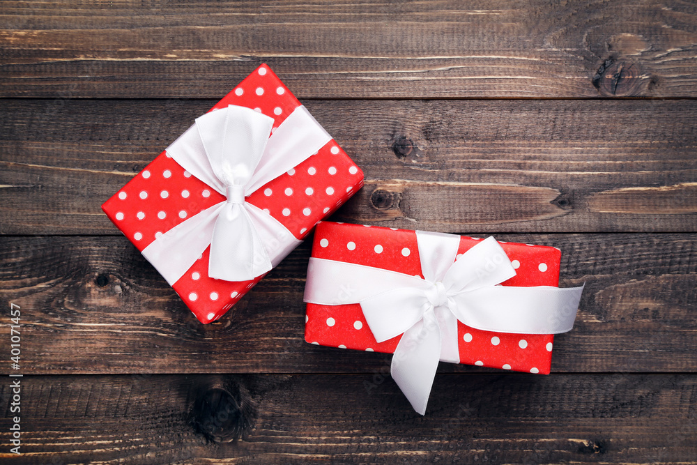 Obraz premium Christmas gift boxes on brown wooden background