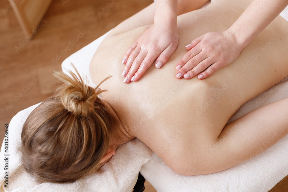 Obraz premium back massage for the girl in the salon