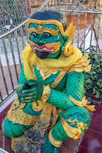 Divinité aquatique, temple Sutaungpyei sur la colline de Mandalay, Myanmar photo