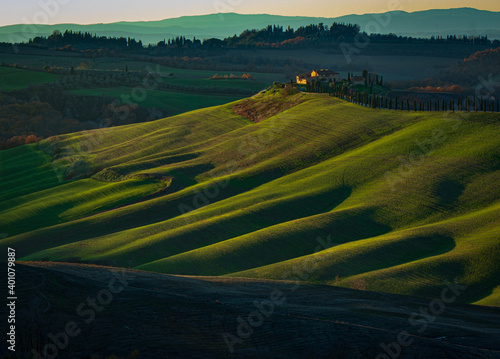 Tipiche colline verdi toscane tra la Val d'Orcia e le Crete Senesi