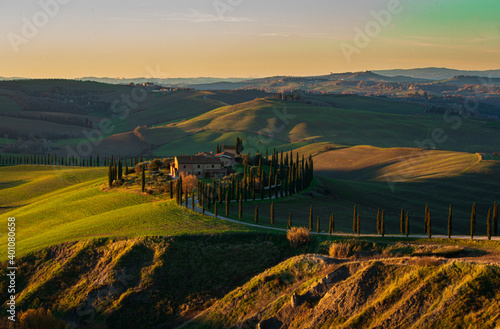 Tipico panorama toscano delle crete senesi al tramonto in giornata soleggiata.